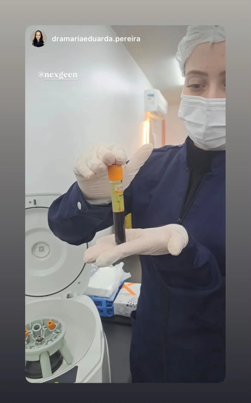 Profissional apresenta o tubo durante o preparo de PRP